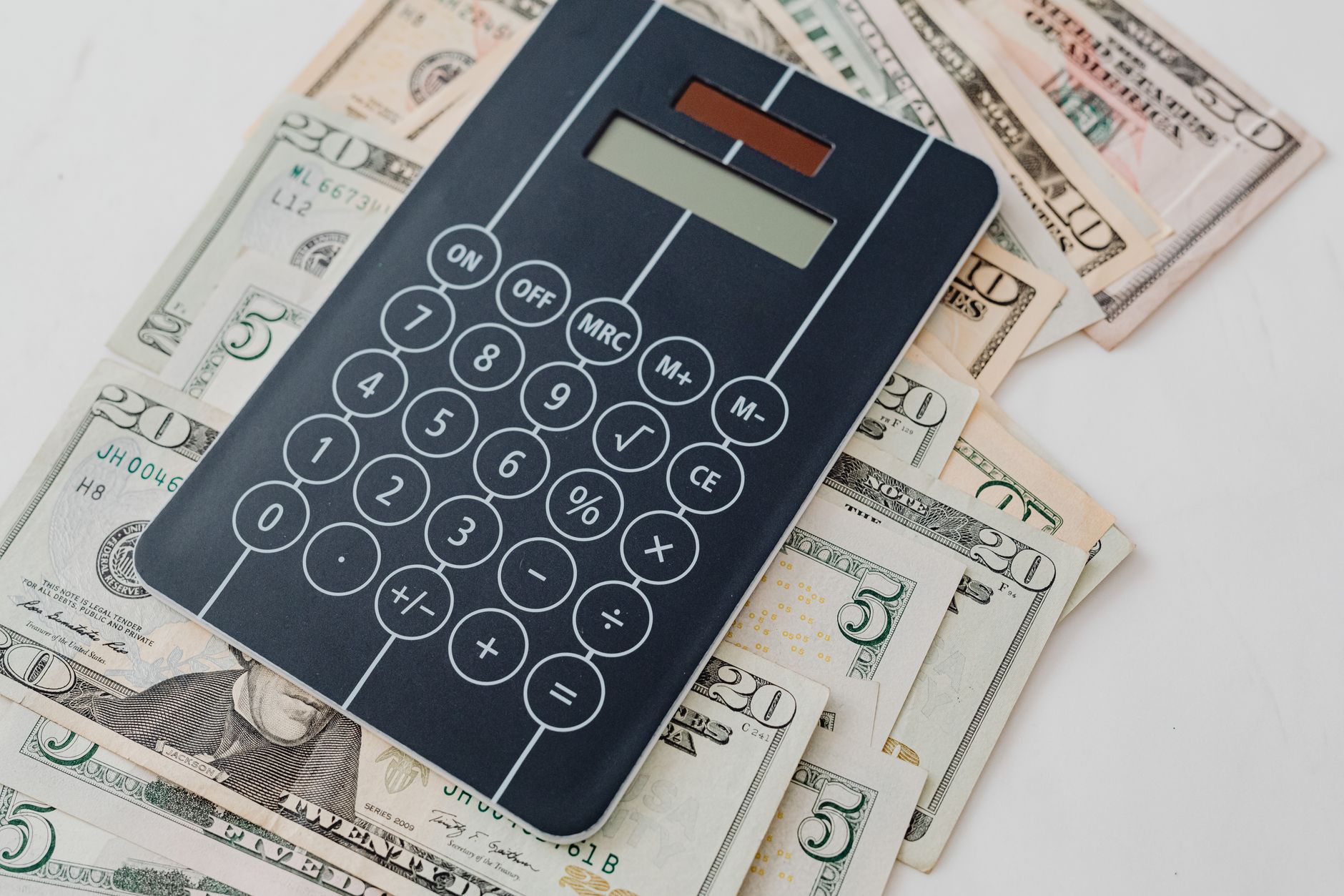 ROI Digitalisasi HR: Berapa Penghematan Nyata Ketika UKM Pakai HRIS vs Manual Excel?